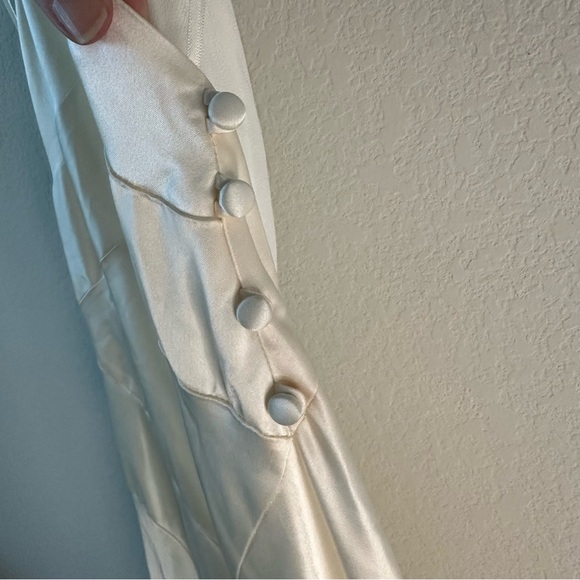 REFORMATION Roy Satin Dress Gown in Fior Di Latte
SZ US 4 - Picture 4 of 9